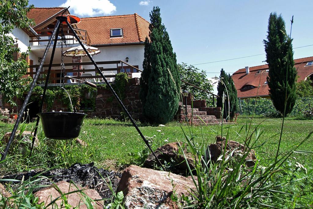 Vöröskő apartmanház Révfülöp Exterior foto