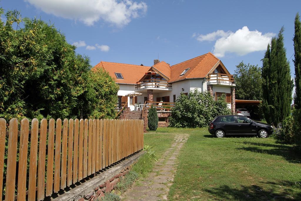 Vöröskő apartmanház Révfülöp Exterior foto