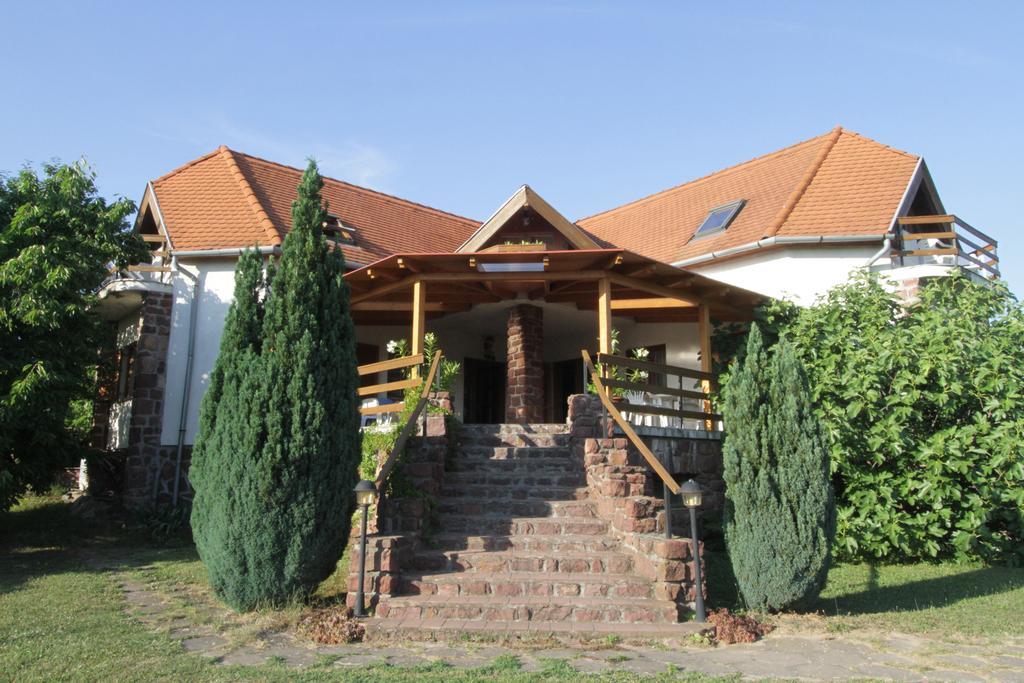 Vöröskő apartmanház Révfülöp Exterior foto