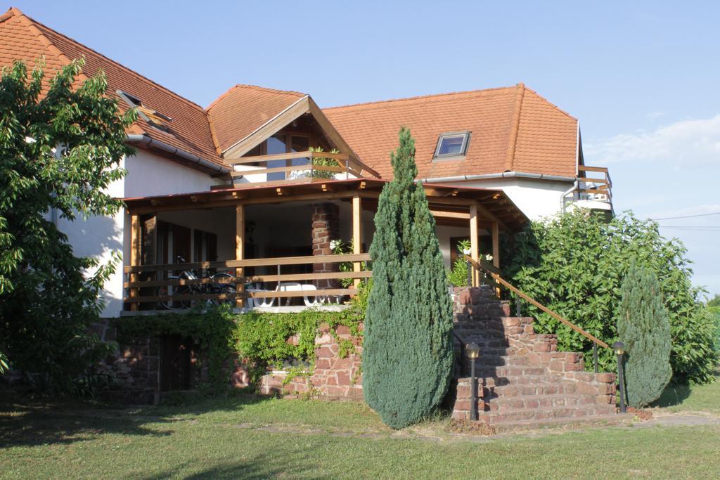 Vöröskő apartmanház Révfülöp Exterior foto